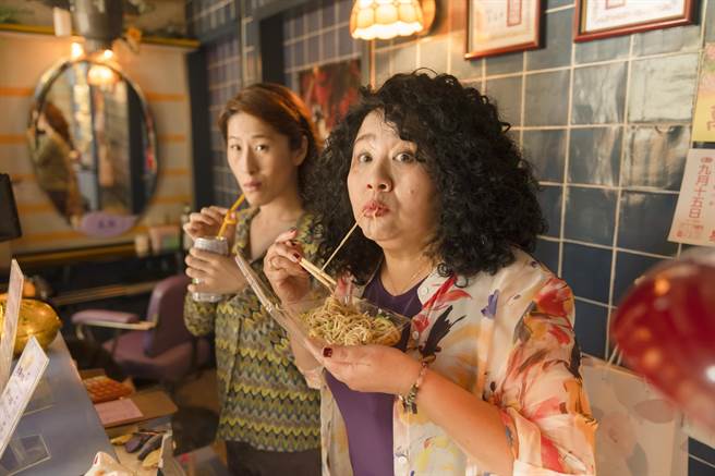 百白（左）在《请问，还有哪里需要加强》逗趣演出十分讨喜（麻吉砥加电影提供）