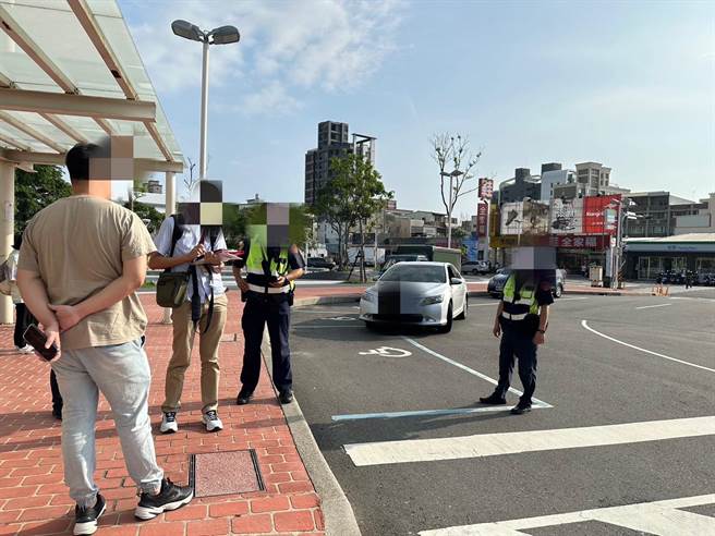 苗栗监理站偕同警方拦检违规白牌车。（监理站提供／李京升苗栗传真）