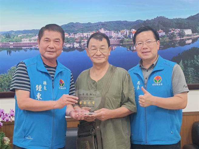 苗栗县长锺东锦大讚章厚伦是「苗栗之宝」。（苗栗县政府提供／李京升苗栗传真）