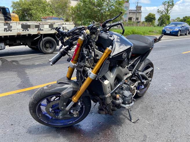 重机先擦撞小货车侧身，再与另辆机车发生碰撞。（吴佩蓉摄）