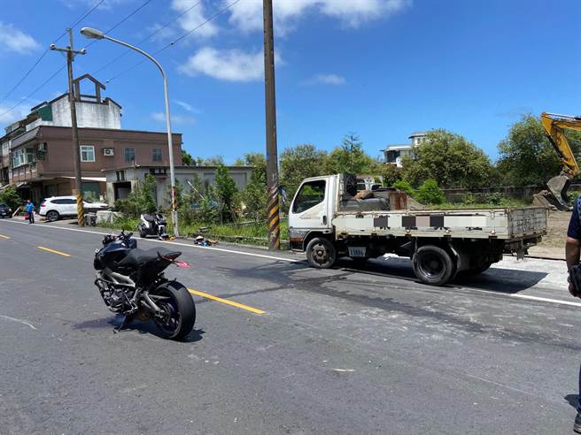 肇事货车与2辆机车。（吴佩蓉摄）