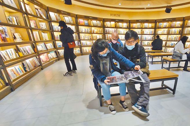 文化部为于疫情趋缓后扩大艺文消费，推出18岁至21岁可领1200点成年礼金, 可用于看展览、看演出、买书等艺文消费。（资料照片／杜宜谙摄）