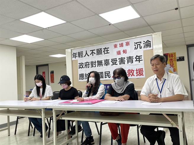 台北市议员应晓薇今与小惠及洪男母亲一同召开记者会。（蔡佩珈摄）