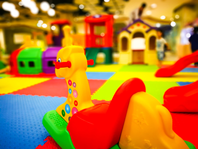 一名女网友表示，27日全家到台南玩，晚上她带女儿到饭店内的儿童游戏室的决明子沙坑玩，没想到颗粒竟卡在耳朵。（图／示意图，达志影像）