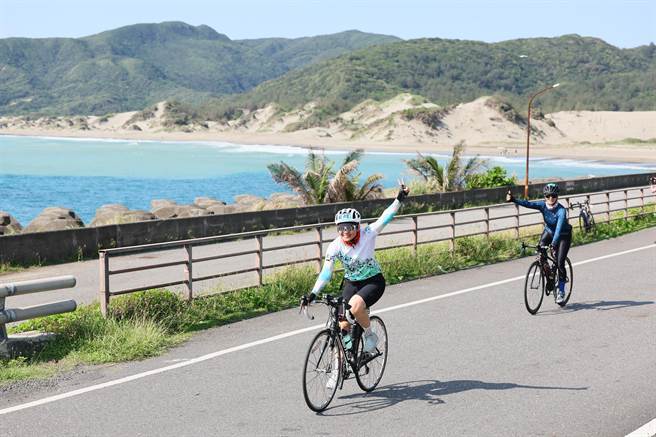 极点慢旅鹅銮鼻灯塔，铁马探索恒春半岛。(鹏管处提供)