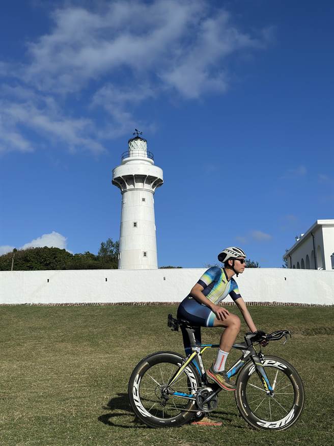极点慢旅鹅銮鼻灯塔，铁马探索恒春半岛。(鹏管处提供)