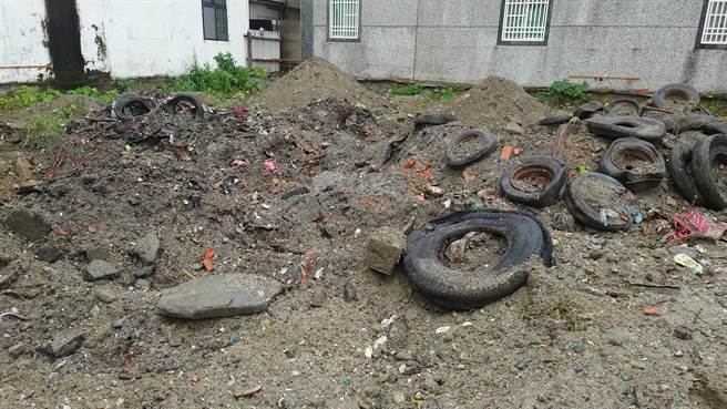 花莲县环保局要求县内列管废弃物清除机构（代清除业者），即日起在清运车辆上依规装置GPS即时追踪系统，以利追踪废弃物的来源跟流向。（花莲县环保局提供／罗亦晽花莲传真）