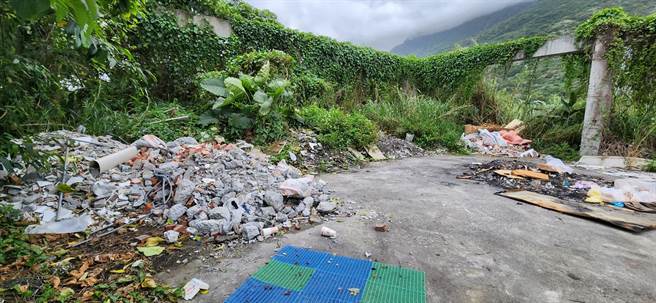 花莲县环保局要求县内列管废弃物清除机构（代清除业者），即日起在清运车辆上依规装置GPS即时追踪系统，以利追踪废弃物的来源跟流向。（花莲县环保局提供／罗亦晽花莲传真）