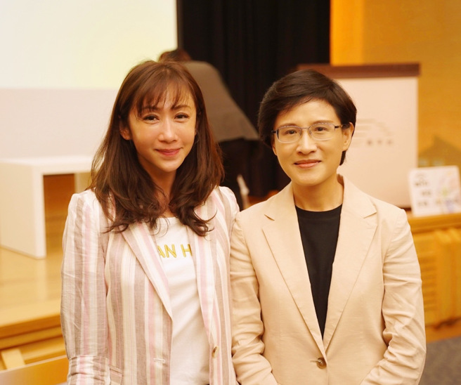 许淑华（左）与前文化部长郑丽君（右）。（图 / 取自许淑华脸书）