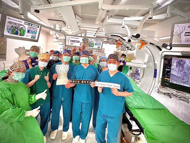 造福偏乡急重症医疗，屏东荣总完成10台主动脉瓣膜置换术。(屏东荣总提供)