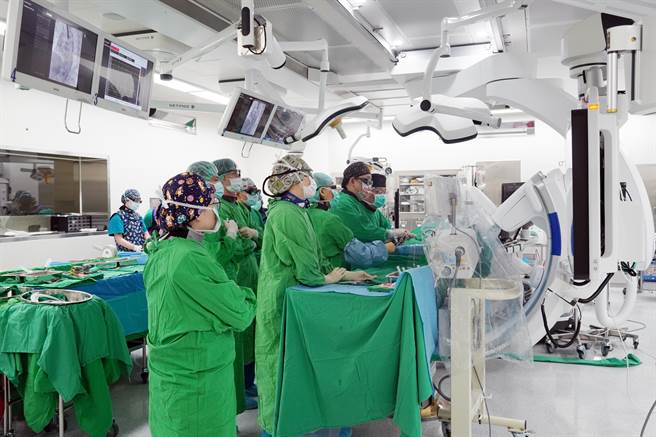 造福偏乡急重症医疗，屏东荣总完成10台主动脉瓣膜置换术。(屏东荣总提供)