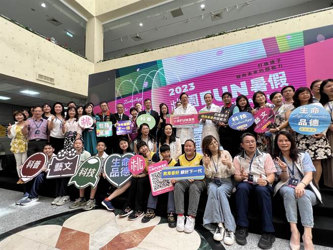 桃园市长张善政宣布全市暑假提供1500梯次、超过3万个育乐活动。(蔡依珍摄)