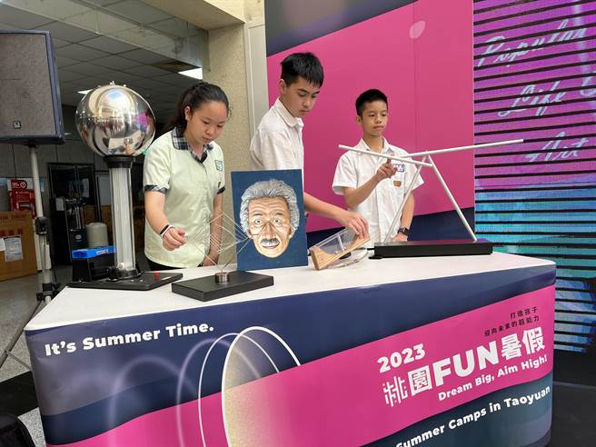 指导福丰国中科学实作营的清华大学物理系暨跨领域科学教育中心主任戴明凤说电影《钢铁人2》中出现的摇摆动能棒(右)，就是台湾人设计。(蔡依珍摄)