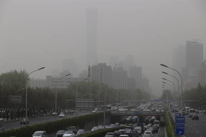 今年4月北京一连遭遇好几天的沙尘天气，高层建筑若隐若现。（摘自中新社）