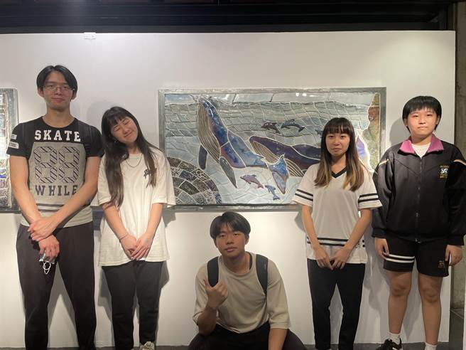 高子乔、李为勤、郑孟宸、罗予辰、杨净岚（左至右）创作的《流浪大师》，以海底世界做为发想，用鲸鱼与沉船做为流浪的代表，釉色丰富。（莺歌陶瓷馆博物馆提供）