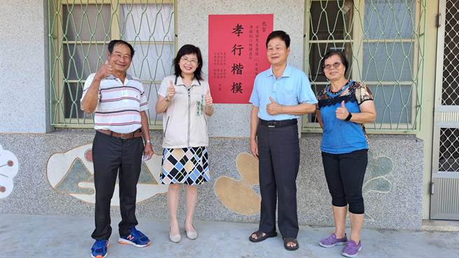 后壁区长陈玉惠（左二）今天到府祝贺。（张毓翎摄）