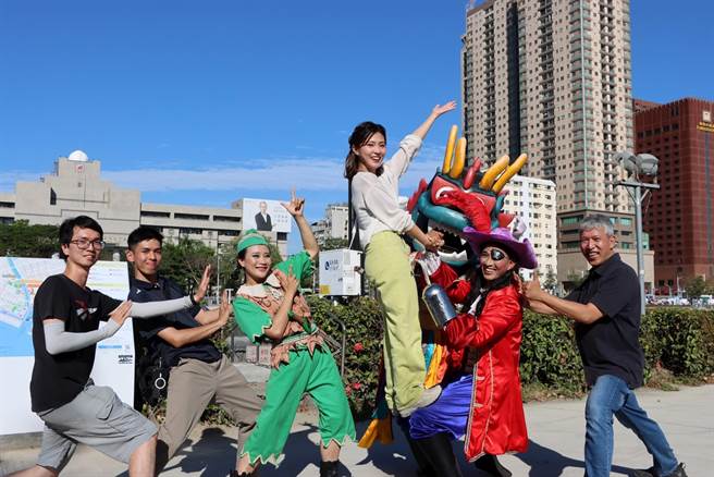 「2023高雄爱河端午龙舟嘉年华」将于端午连假登场，为了宣传龙舟赛事活动，高市府发言人周璟瑜联手纸风车剧团共同拍摄宣传影片，提前为活动暖身。（高市府运发局提供／洪浩轩高雄传真）