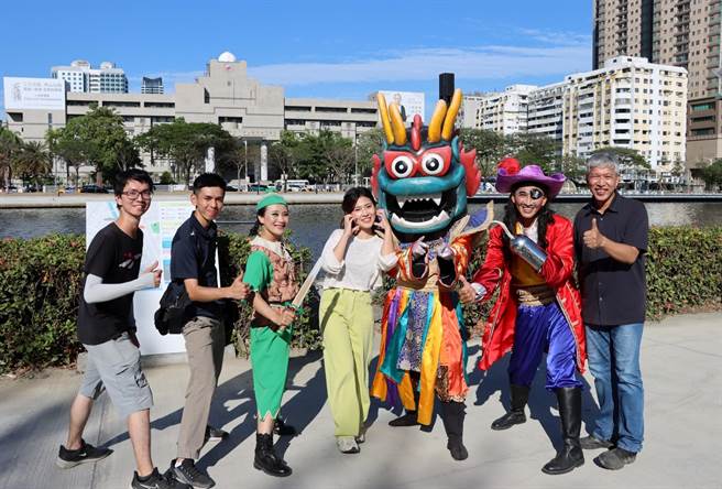 「2023高雄爱河端午龙舟嘉年华」将于端午连假登场，为了宣传龙舟赛事活动，高市府发言人周璟瑜联手纸风车剧团共同拍摄宣传影片，提前为活动暖身。（高市府运发局提供／洪浩轩高雄传真）
