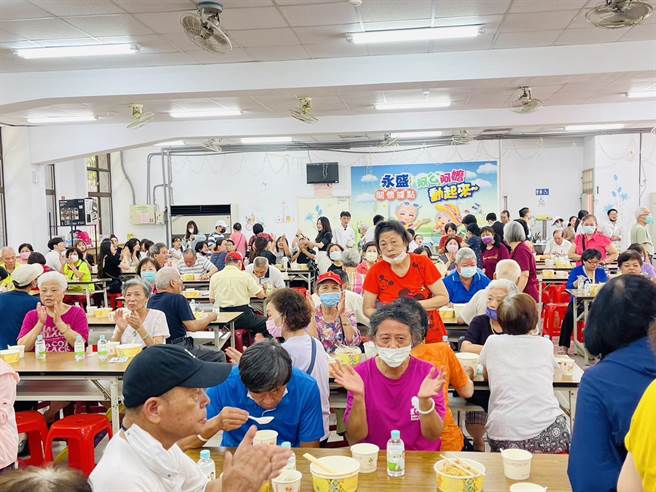 三重永盛里社区关怀据点今举办敬老推广活动，铭传大学餐旅系学生协助长者用餐，与长者一起用餐同乐。（三重区公所提供）