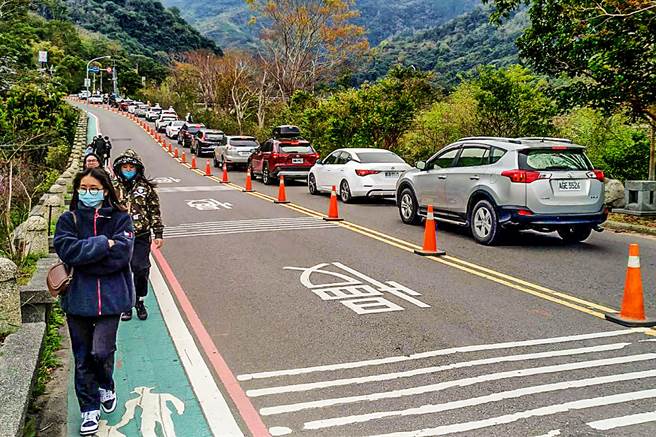 内湾风景区开车游客回程在县道120线塞车的情形。（罗浚滨摄）