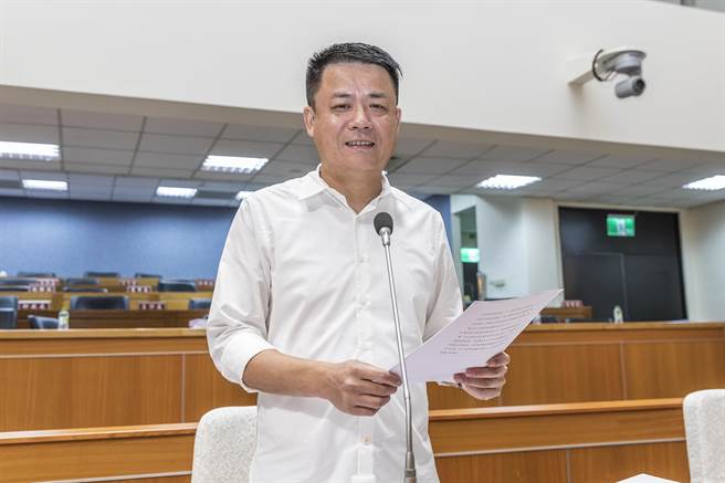 县议员张良印关切内湾地区连外路新辟工程进度，希望儘早解决每到假日塞车的问题。（罗浚滨摄）