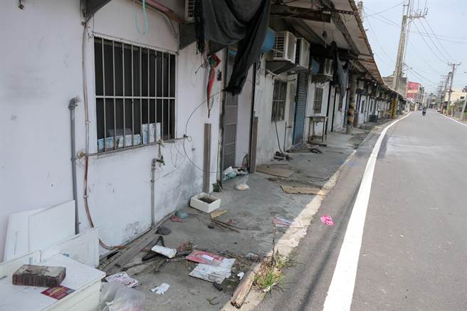 云林县东势乡19间「豆干厝」私娼寮大门深锁堆置杂物，已无人居住。（张朝欣摄）