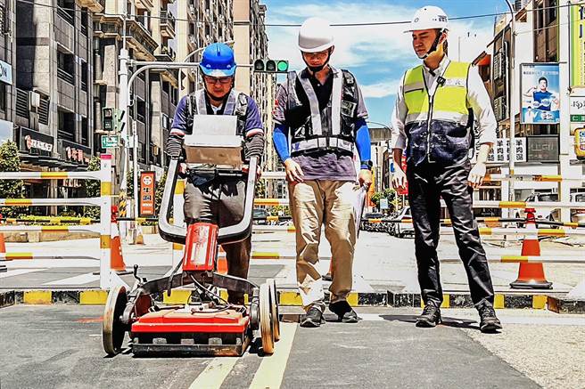 竹北天坑案，市公所委专业团队做「表面波」检测。（罗浚滨摄）