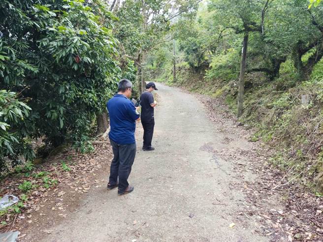 台南市动保处派员访视梅岭饲养猎犬的住户。（台南市动保处提供／程炳璋台南传真）