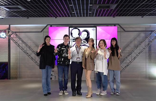 新科大人设院与影业公司合作举办徵选活动挖掘新秀，评审团包括刚下檔的连续剧「一家团圆」演员夏宇禾（右三）。（明新科大提供／罗浚滨新竹传真）