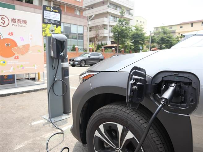 电动车正夯，员林市公所推动绿能环境及低碳运输，委托民间经营路外停车场设置充电桩，方便电动车主充电，目前共设置3座通用型充电桩，可供市售多数电动车停车与充电使。(员林市公所提供／吴建辉彰化传真)