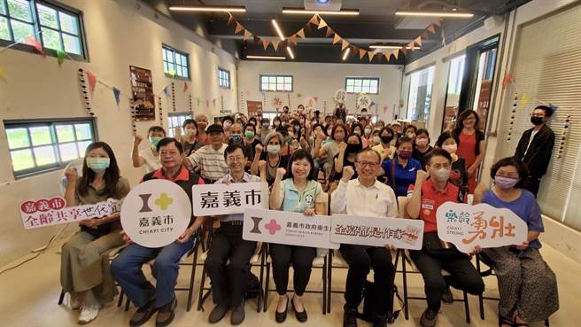 卫生局28日举办「全嘉都是作家」招募说明会，两梯次共有上百位50岁以上的在地勇壮世代参与。（嘉义市政府提供∕吕妍庭嘉义传真）