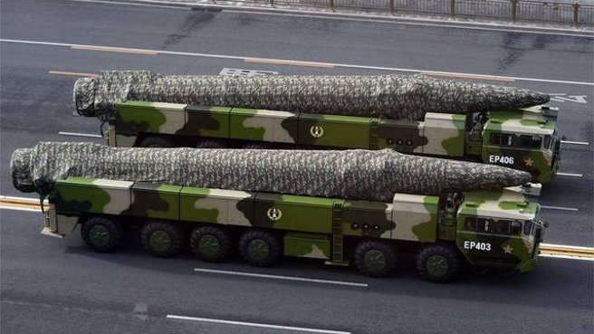 共军至少有2~3型高超音速导弹服役，一向视之为区域拒止／反介入的绝杀武器。图为外传可能是新服役的东风-27高超音速导弹。（图／微博）