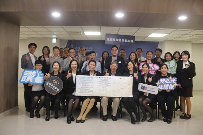弘光科大餐旅管理系29日与8间五星级国际饭店、4家知名连锁餐饮集团、5间米其林餐厅及特色餐厅签署「企业学院合作备忘录」。（弘光科大提供）