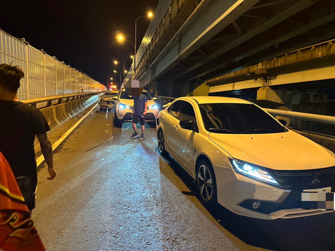 昨（28）日晚间21时许，新北市五股区台64下五股二交流道处发生一起车祸，现场为四辆小客车追撞事故。（图／警方提供）