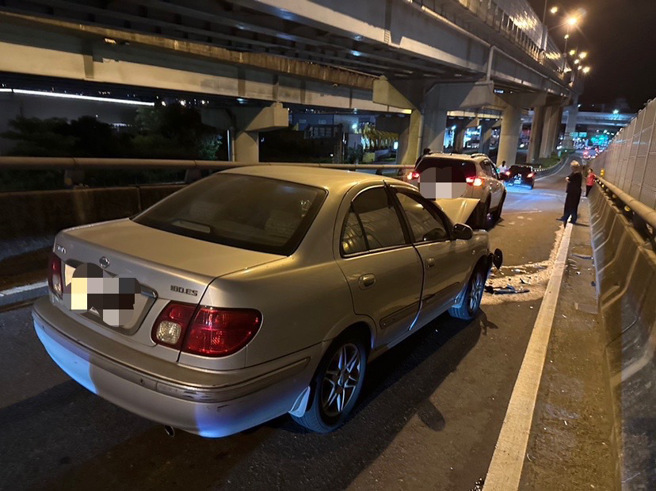 昨（28）日晚间21时许，新北市五股区台64下五股二交流道处发生一起车祸，现场为四辆小客车追撞事故。（图／警方提供）