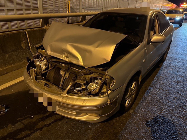 昨（28）日晚间21时许，新北市五股区台64下五股二交流道处发生一起车祸，现场为四辆小客车追撞事故。（图／警方提供）