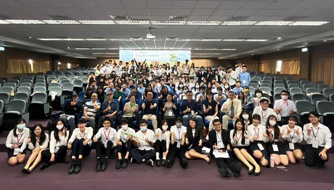 台中市明道中学28、29日举办新世纪青少年论坛，除14组入围队伍彼此交流外，也邀请多位专家学者透过工作坊形式分组辅导。（明道高中提供／潘虹恩台中传真）