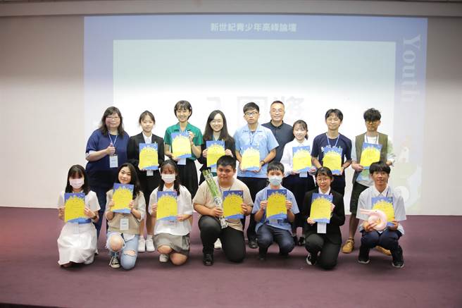 台中市明道中学连续10年举办新世纪青少年高峰论坛，今年有14组队伍从全国99组队伍中脱颖而出，通过初审入围，28、29日于明道高中进行交流。（明道高中提供／潘虹恩台中传真）