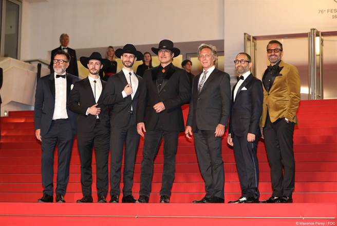 《催眠狙击》获选本届坎城影展「午夜放映」单元，导演劳勃罗里葛兹（左四）率领团队走红毯，左起为制片加雷思韦斯特、瑞贝尔罗里葛兹、瑞瑟罗里葛兹、劳勃罗里葛兹、威廉费奇纳、制片阿图尔盖斯帝安、制片瓦罕叶普雷米安。（翻摄自坎城影展官方粉专）