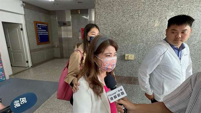 高市议员陈玫娟日前获悉民调结果，现身国民党高市党部挤不出笑容，焦虑全写在脸上，无法接受事实。（柯宗纬摄）