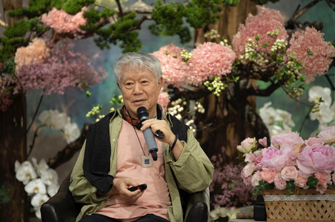 蒋勋谈起小时候，物资不虽丰富，生活却是快乐的。（图／惠中寺提供）

