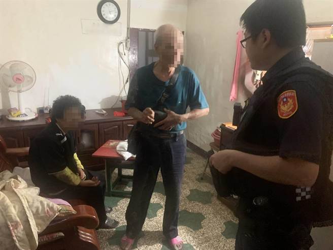 老妇人晕眩路倒，大园警方关怀协助护送妇人返家。(警方提供／吕筱蝉桃园传真)