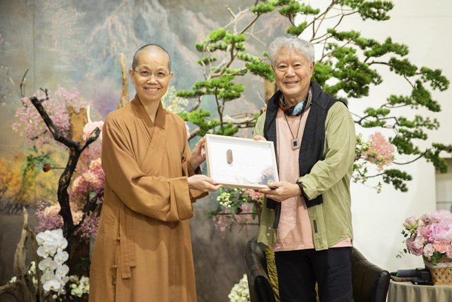 佛光山中区总住持觉居法师(右)陪同蒋勋(左)进场，受到听眾热烈欢迎。（图／惠中寺提供）