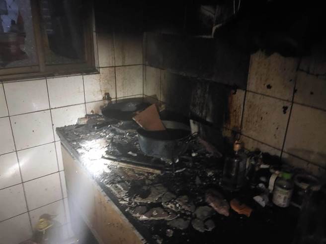 新北市芦洲今日下午发生民宅火警，起因为屋主煮东西煮到睡着所造成。（消防局提供）