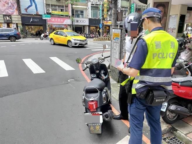 新北市警方强力取缔不停让行人车辆。（警方提供）