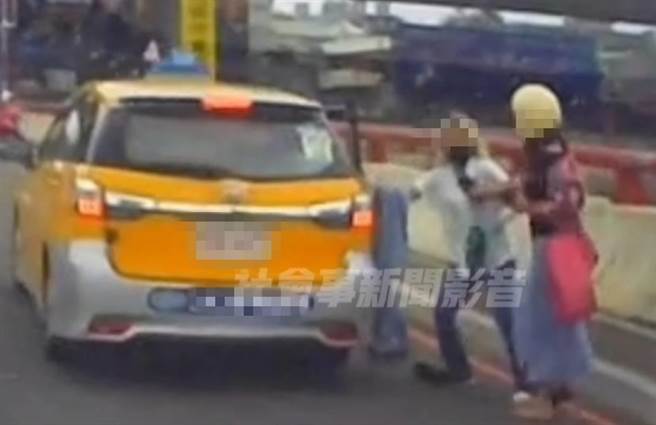 民眾PO网有女骑士太平区太平桥把计程车拦下，还与该名女子在路上拉扯。（民眾提供／冯惠宜台中传真）