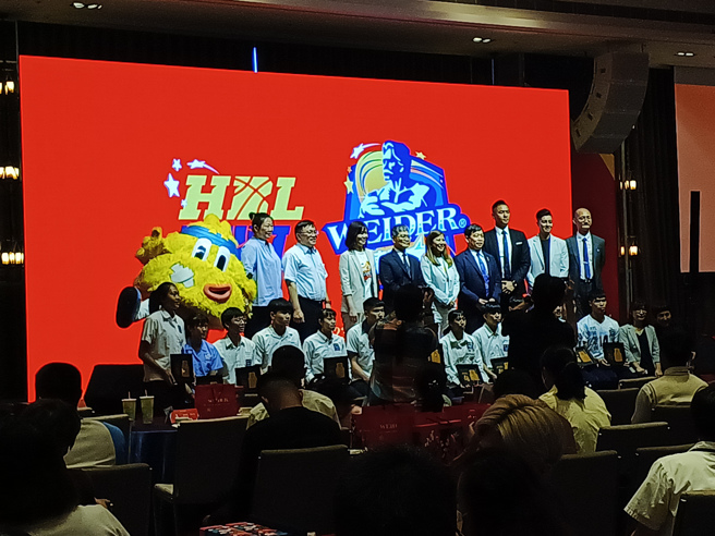 威德眾星奖助计画迈入第三年，透过颁奖典礼勉励获奖学生球员。（陈筱琳摄）