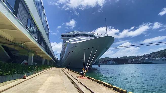 歌诗达莎伦娜号邮轮29日上午靠泊在基隆港东岸码头，这不仅是歌诗达邮轮疫情后首航基隆，也为从7月起将展开的23日韩航次揭开序幕。（张志康摄）