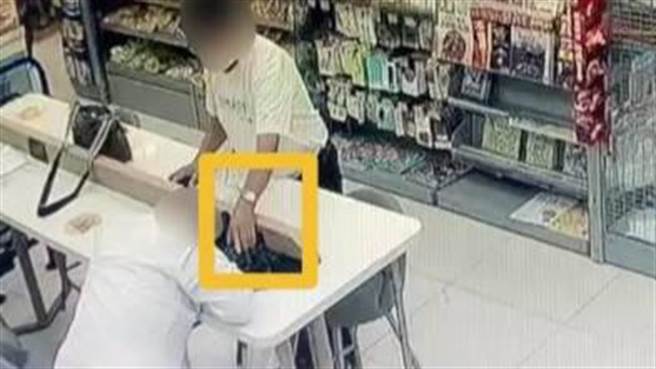 曾姓男子见郭男在烧伤熟睡，趁机下手摸走他放在行李袋内的手机。（读者提供／程炳璋台南传真）