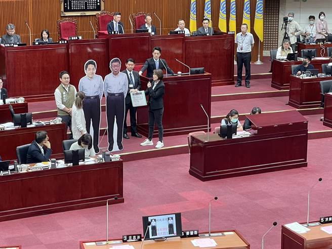 台北市议员林延凤今要求台北市长蒋万安签名，承诺向柯文哲追回百万元款项。（蔡佩珈摄）